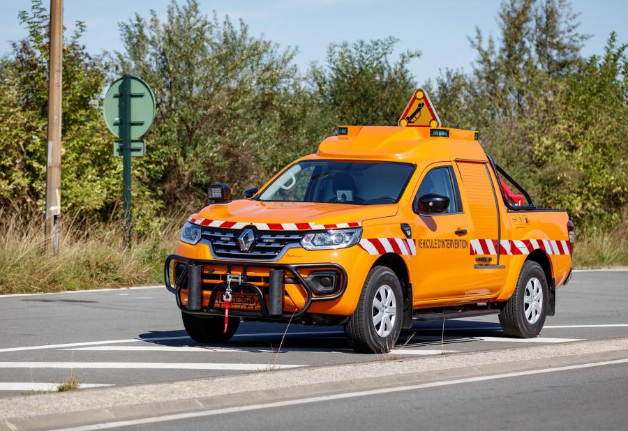  Renault Alaskan Road Safety Patrol by Durisotti 2016 года  (фото 21 из 22)